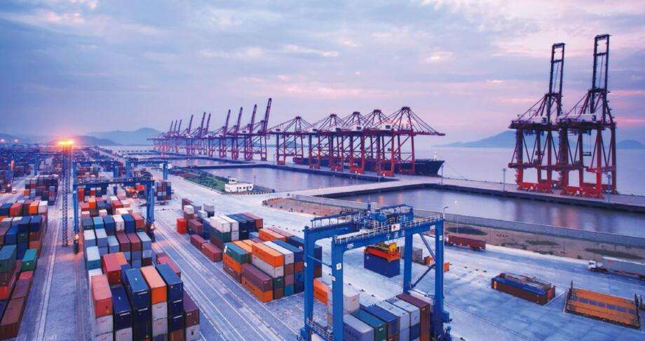 青島港自動化碼頭單機晝夜吞吐量創紀錄，首次突破千箱大關